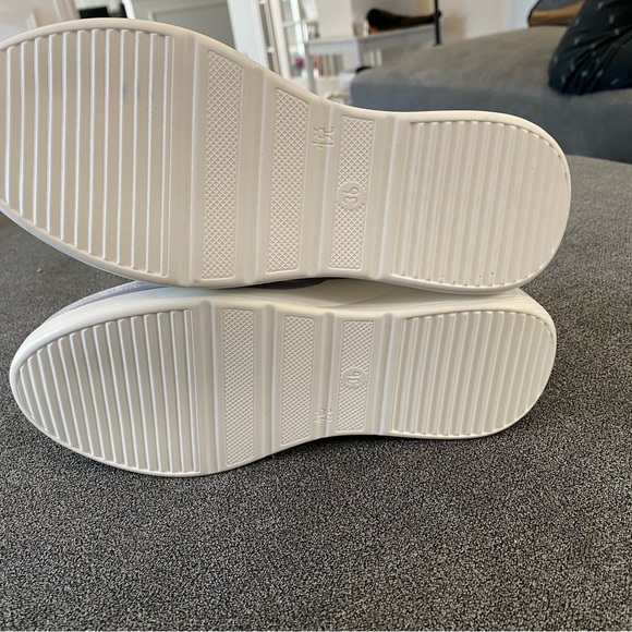 Shoes, slip on, white and black size 6, light weight, no name no brand - Picture 4 of 8